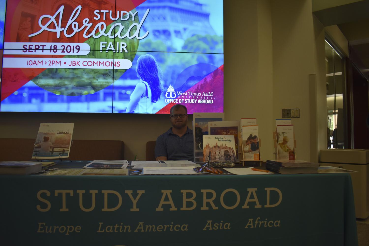 Study+abroad+fair+showcases+opportunities+for+students