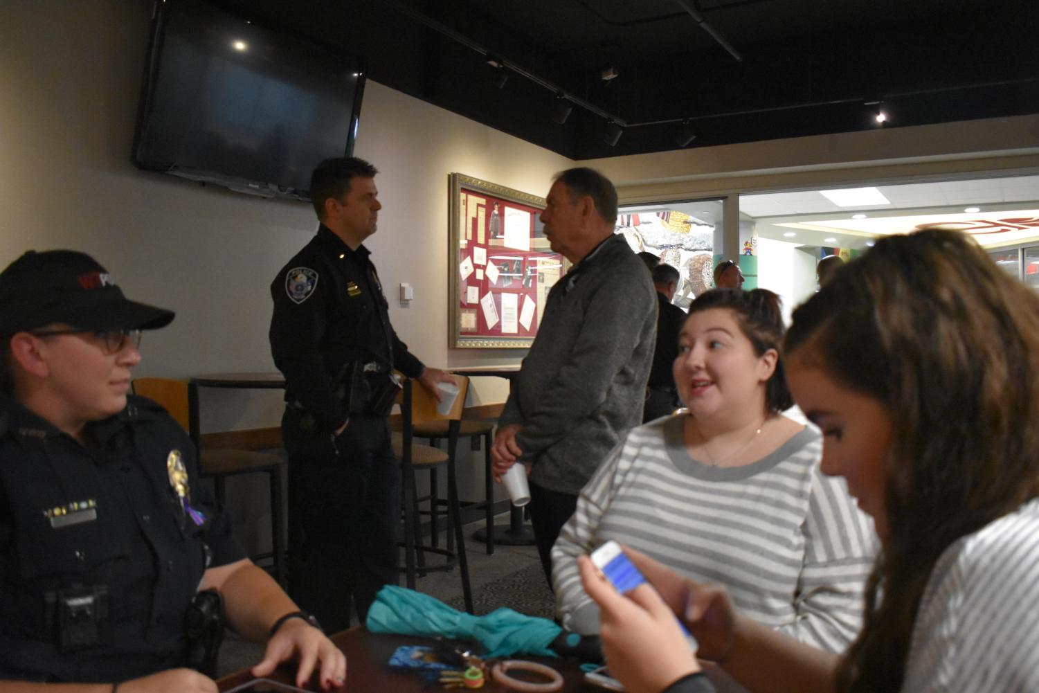 Coffee+with+a+cop+promotes+friendly+conversation